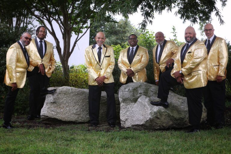 Larnell Starkey y los siete cantantes espirituales de gospel